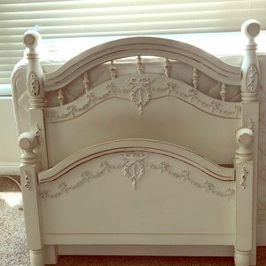 Chic Twin bed set. Mattresses included if wanted!